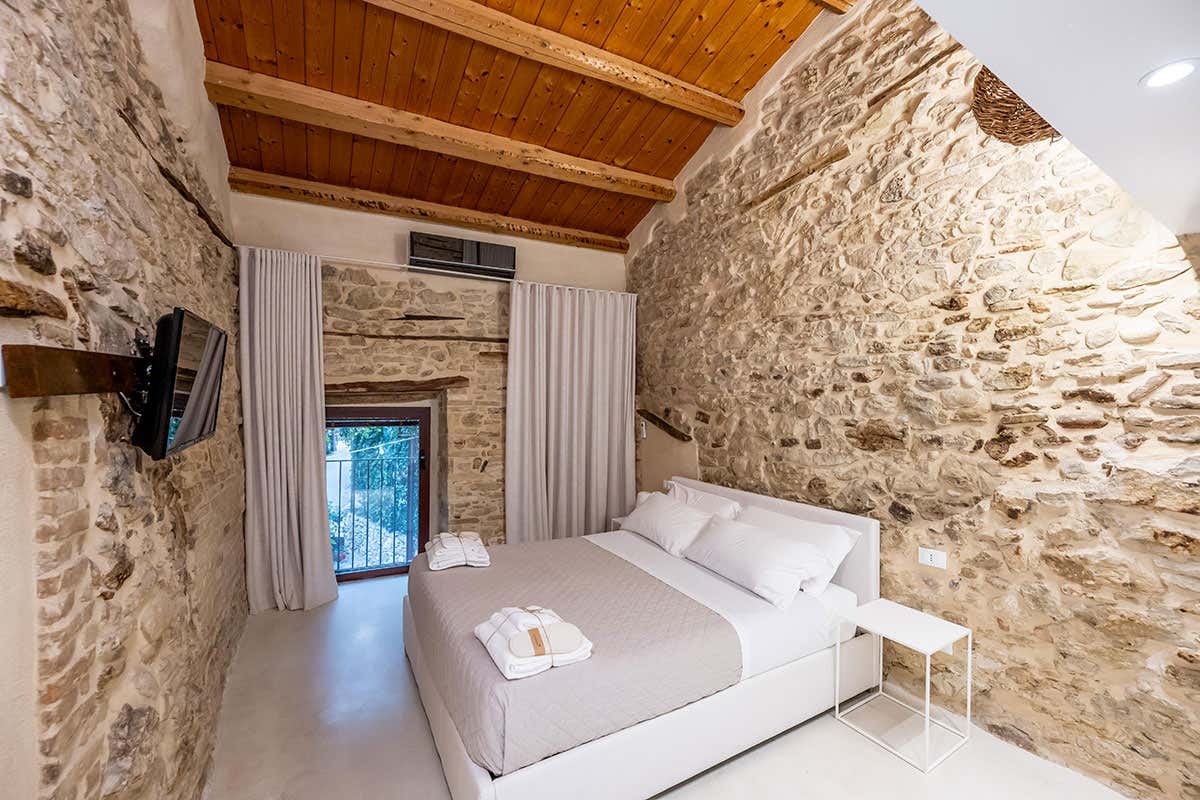 Scoprire l’Abruzzo autentico in un borgo storico con vigneti sospesi sul mare