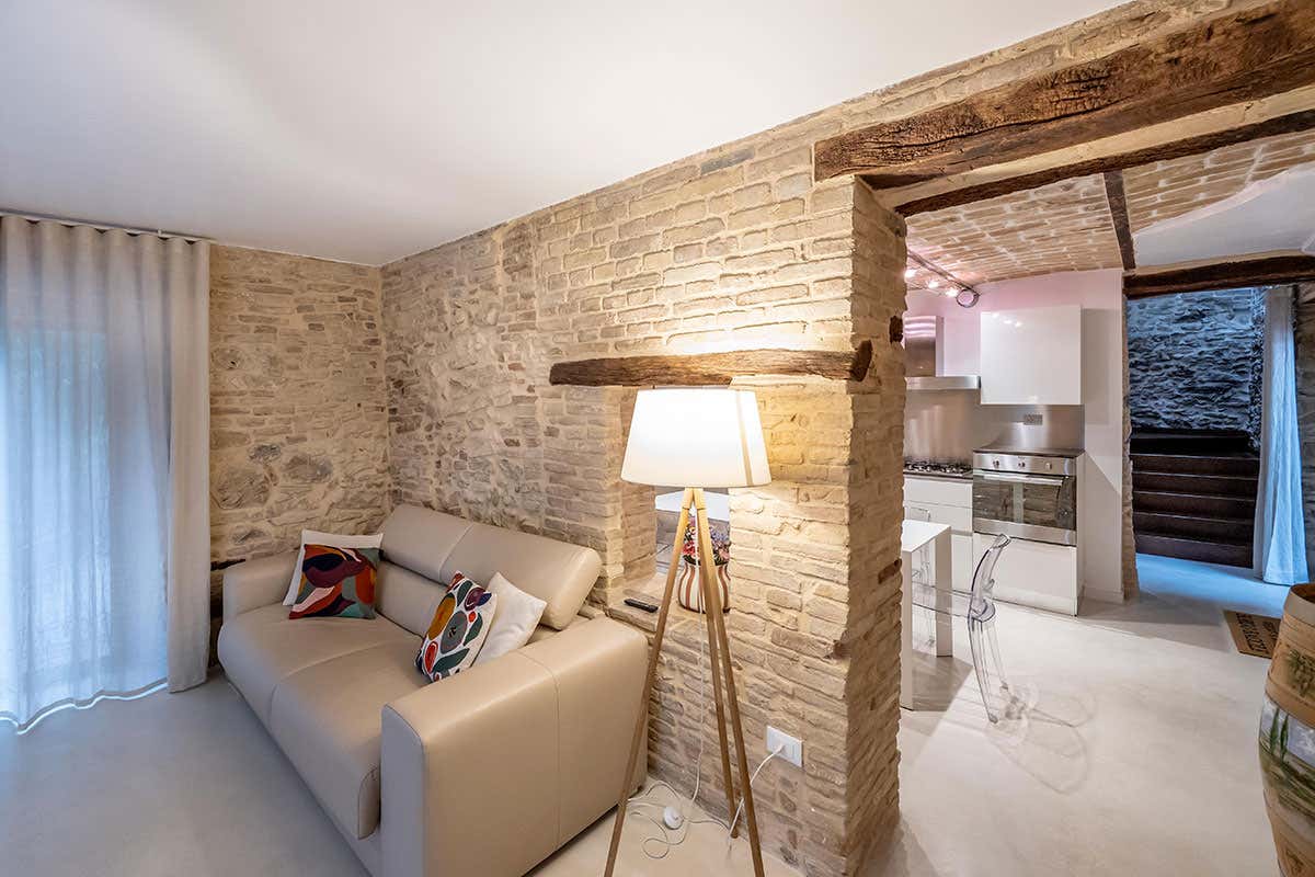 Scoprire l’Abruzzo autentico in un borgo storico con vigneti sospesi sul mare