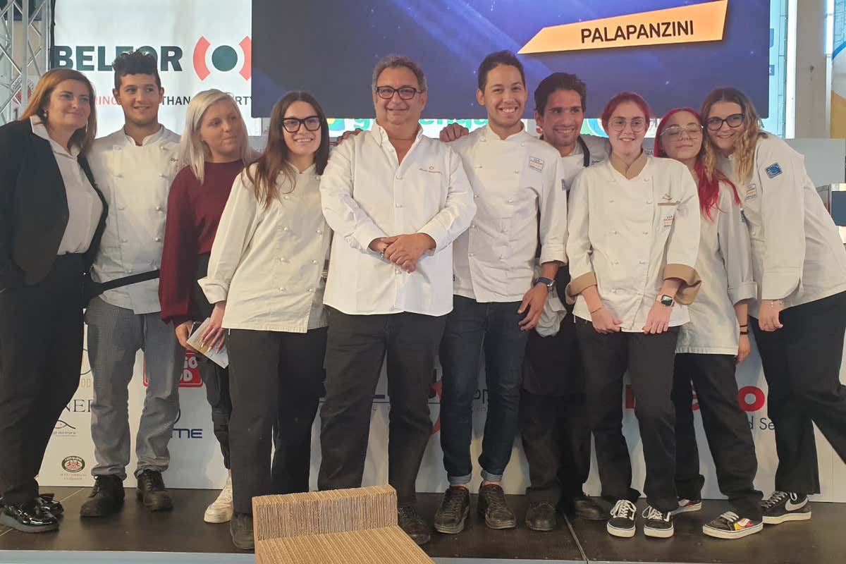 Paolo Gramaglia con gli studenti a Senigallia  