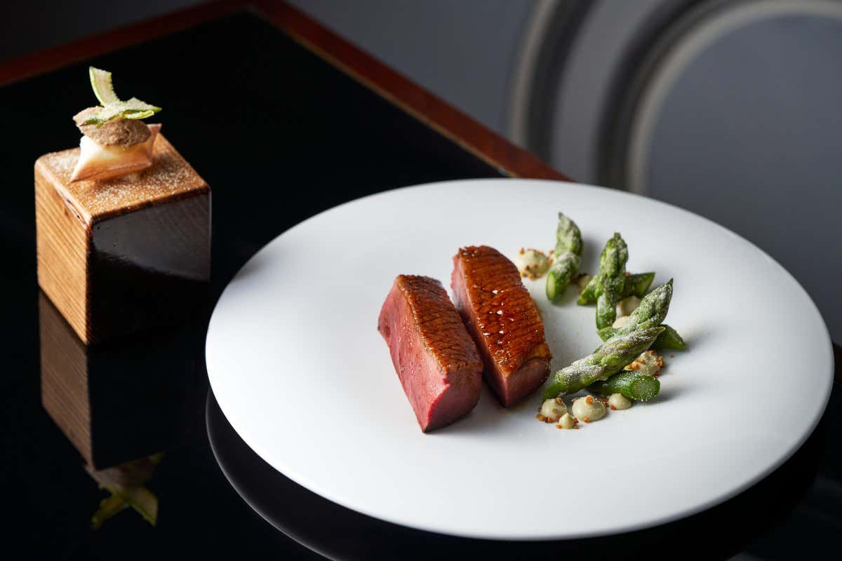 Petto di papera al vermouth Winestillery, asparagi, yogurt e polline Four Season Sala Capponi, la visione e il talento di Paolo Lavezzini