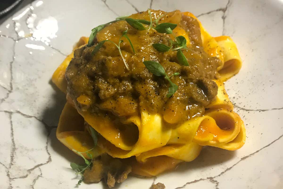Pappardelle ai tre pomodori e ragu di lepre La Società, incontrarsi a Milano tra sapori e profumi Pappardelle ai tre pomodori e ragu di lepre La Società, incontrarsi a Milano tra sapori e profumi