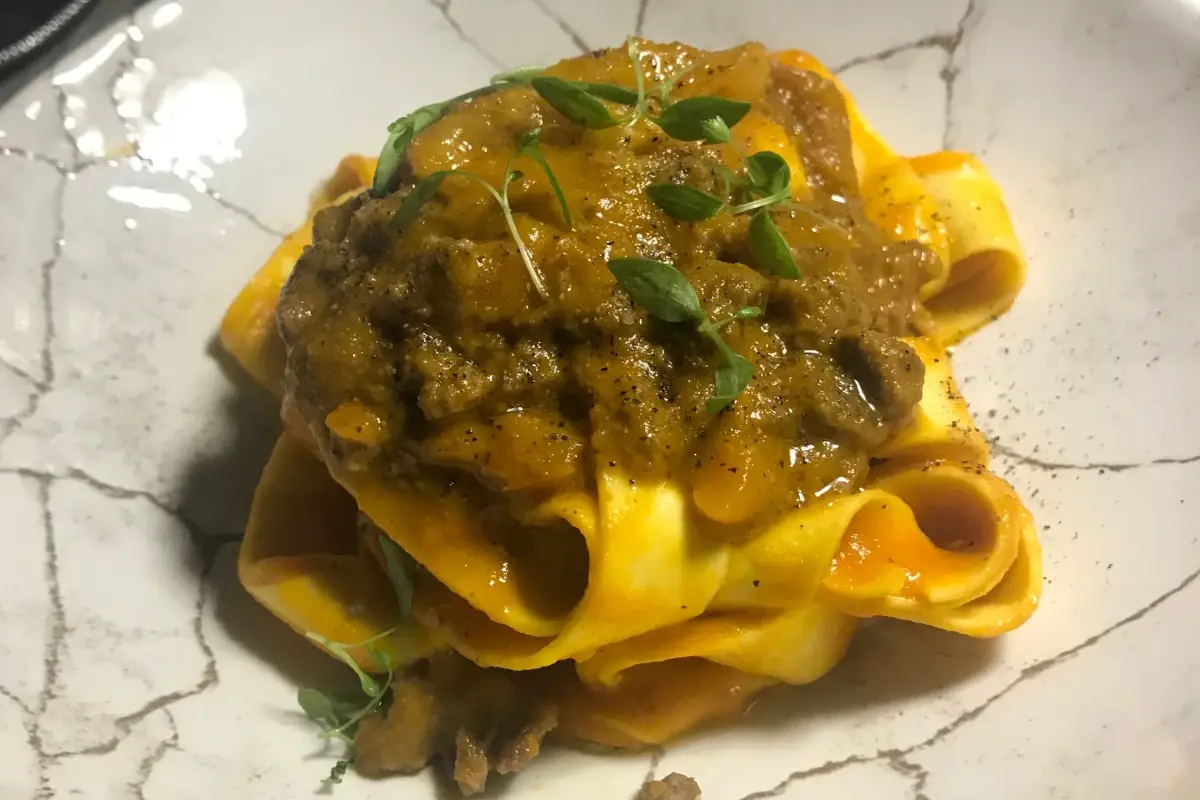 Pappardelle ai tre pomodori e ragu di lepre&nbsp; La Societ&agrave;, incontrarsi a Milano tra sapori e profumi