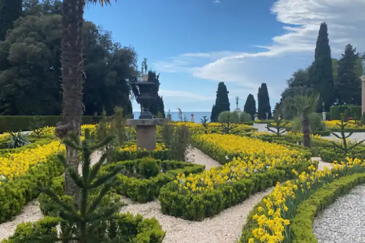 Riapre il Parco del Castello di Miramare Castello di Miramare, riapre il parco Immersione tra camelie e narcisi