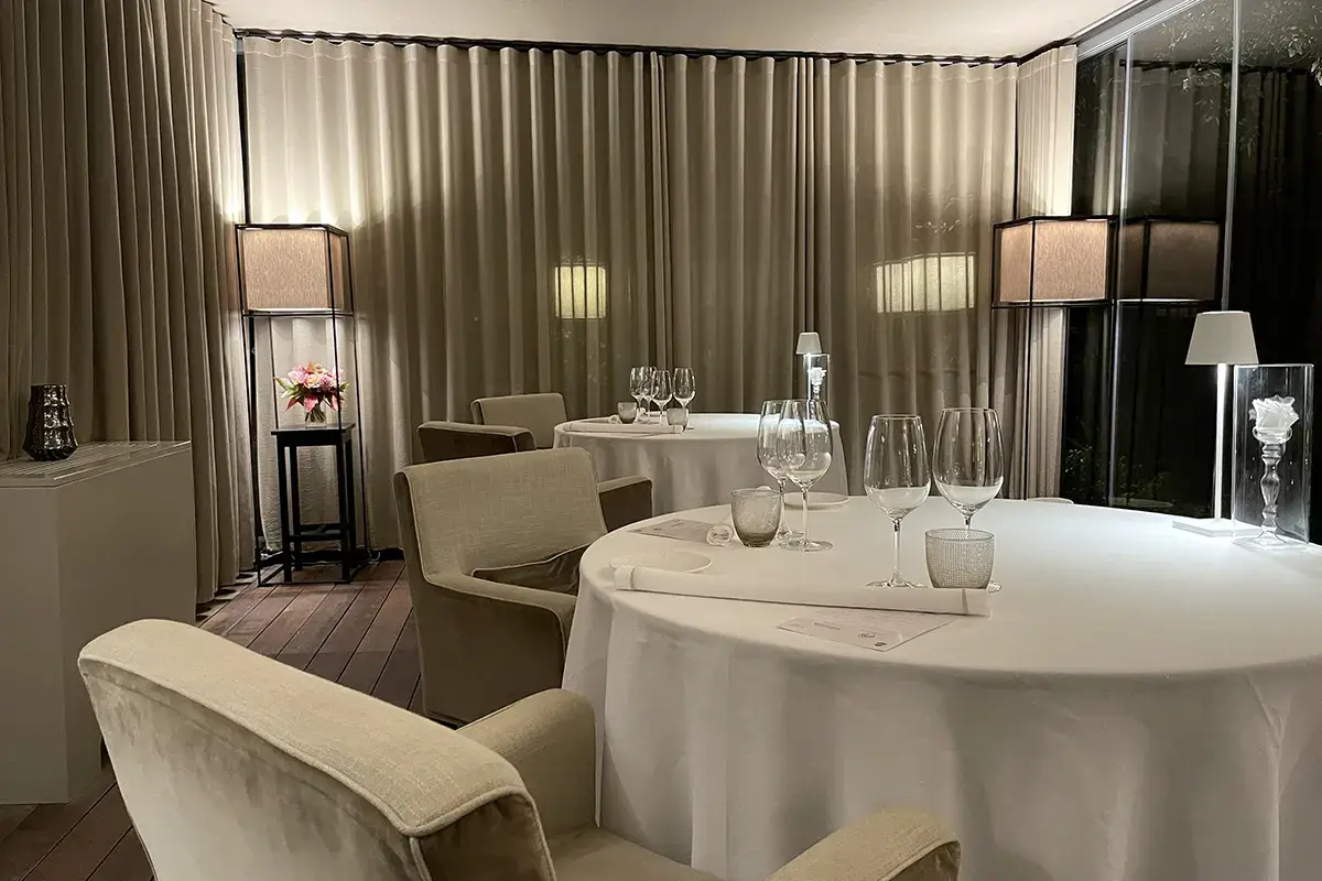 Uno scorcio del locale stellato Il Parco di Villa Grey, in Versilia la cucina classico-contemporanea di Monopoli