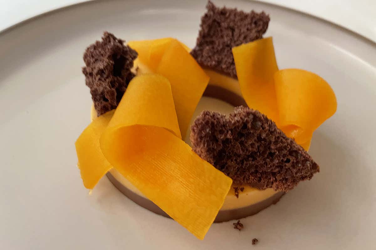 Panna cotta al cioccolato, con cioccolato soffiato e zucca candita Il Parco di Villa Grey, in Versilia la cucina classico-contemporanea di Monopoli