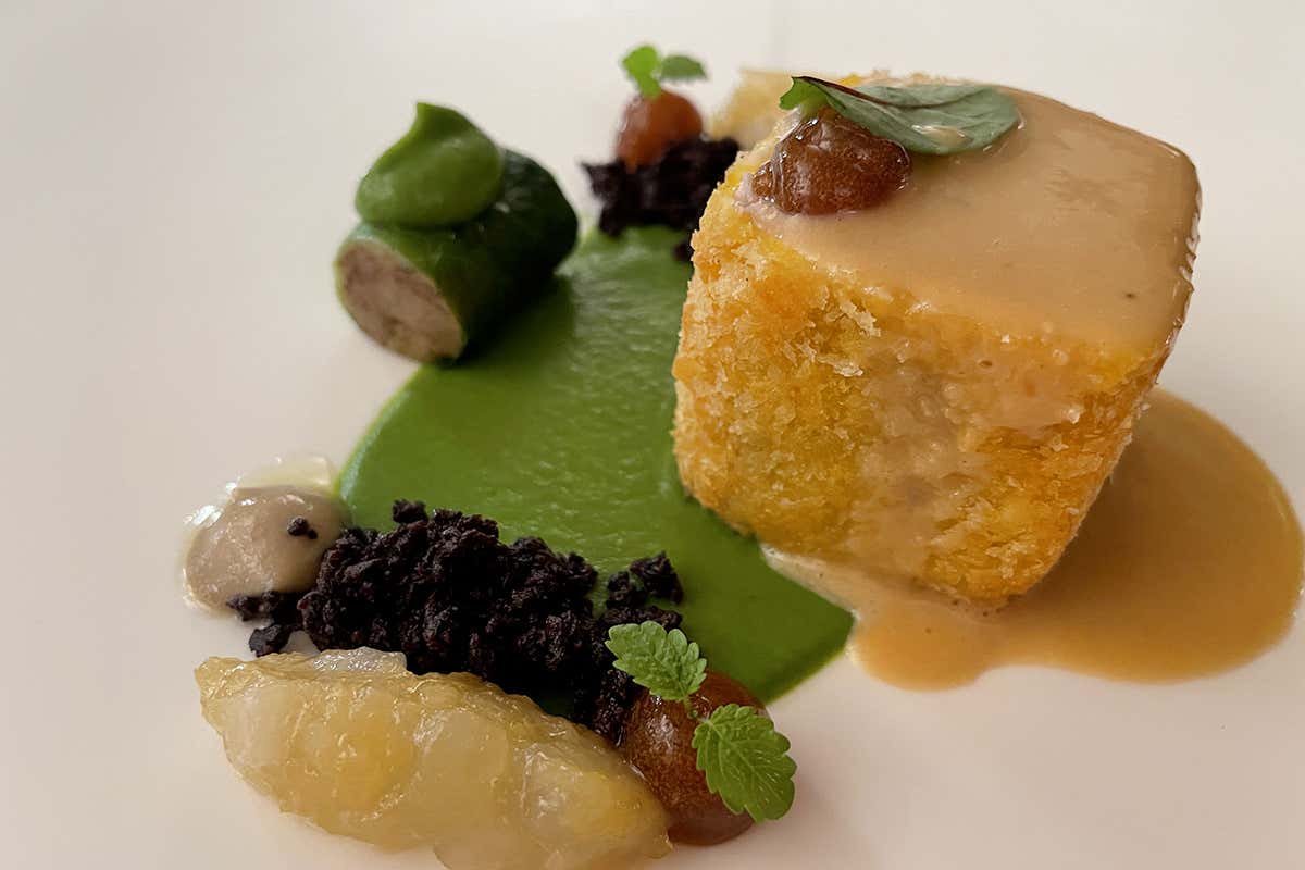 Milanese di Ricciola con scarola marinata e marmellata di limoni Il Parco di Villa Grey, in Versilia la cucina classico-contemporanea di Monopoli