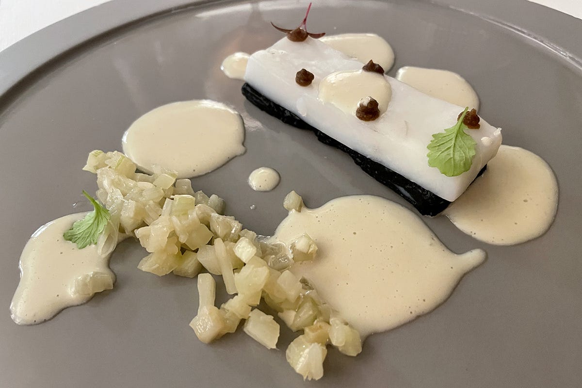 Bianco e nero di calamaro Il Parco di Villa Grey, in Versilia la cucina classico-contemporanea di Monopoli