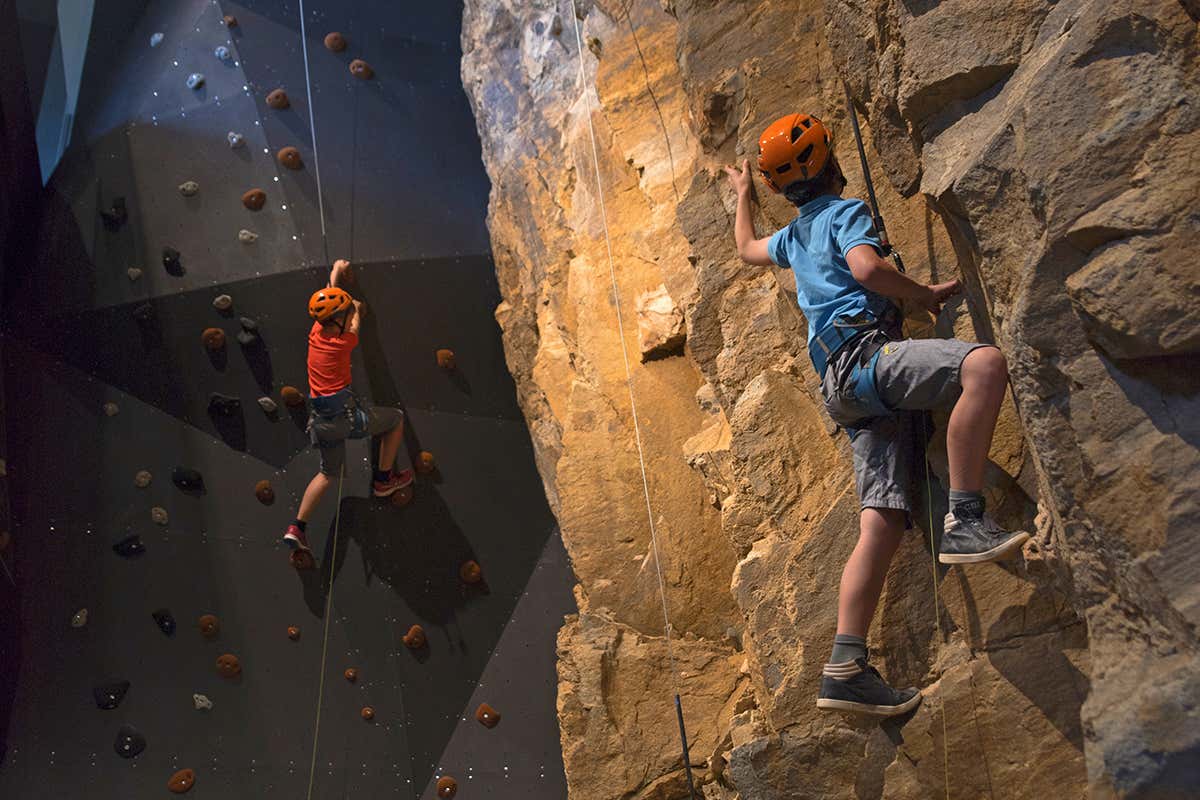 Parete di roccia - Foto di Irene Ferri Al Romantik Hotel Turm tra bagni di fieno e opere d’arte