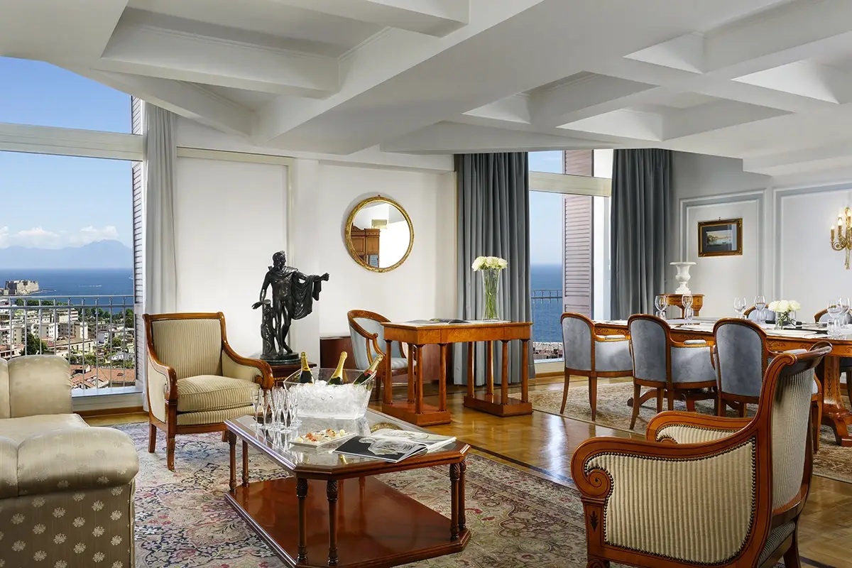 Il living della suite Grand Hotel Parker’s, storia di uno scienziato che si scoprì albergatore