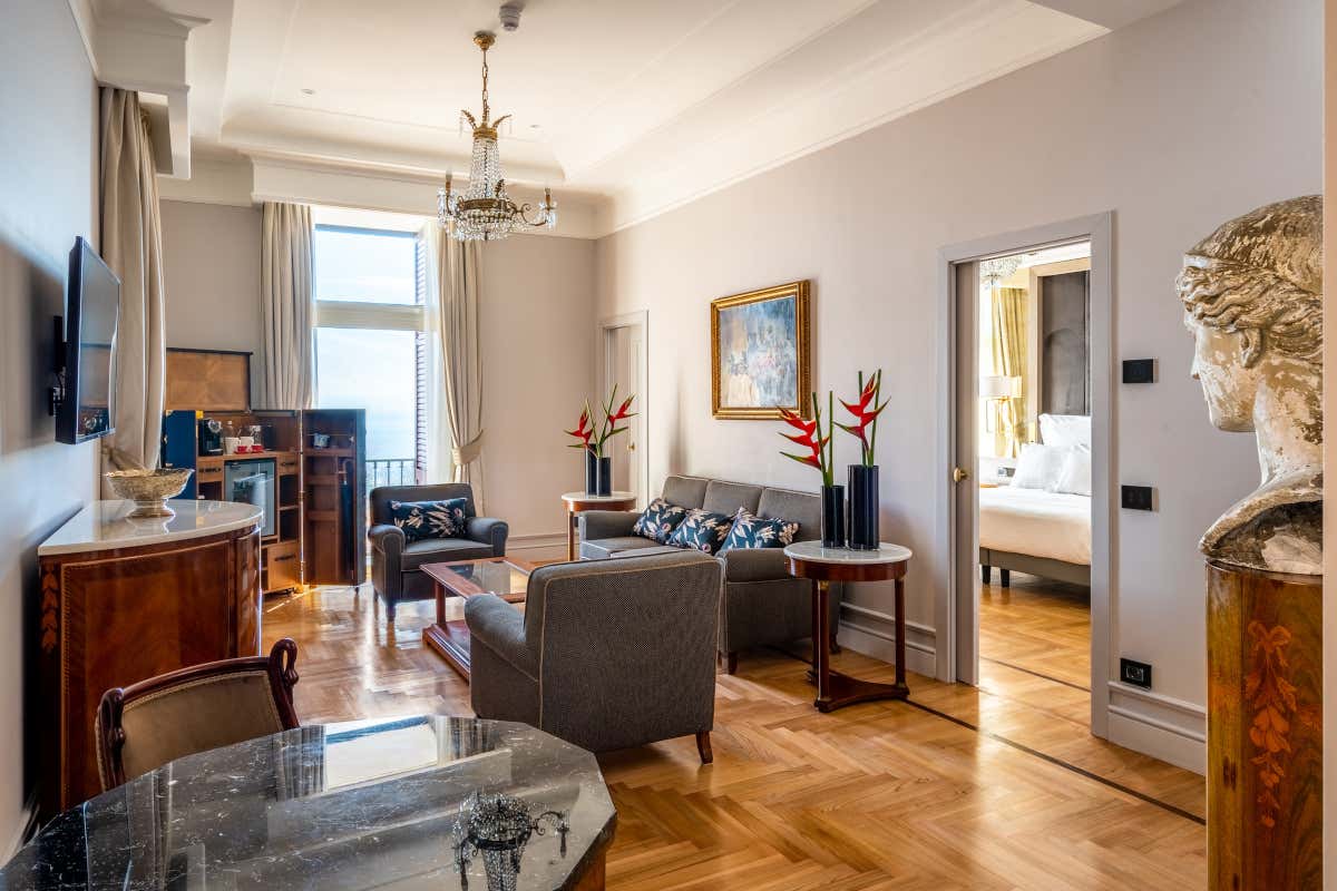 Dimenticate la solita Napoli: al George si cena con Oscar Wilde e il Vesuvio