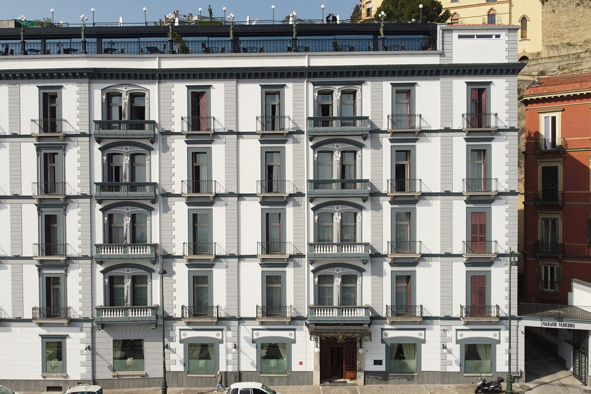 La storica facciata Grand Hotel Parker’s, storia di uno scienziato che si scoprì albergatore