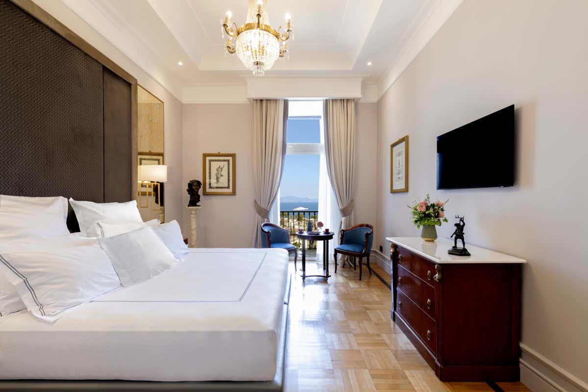 Dimenticate la solita Napoli: al George si cena con Oscar Wilde e il Vesuvio