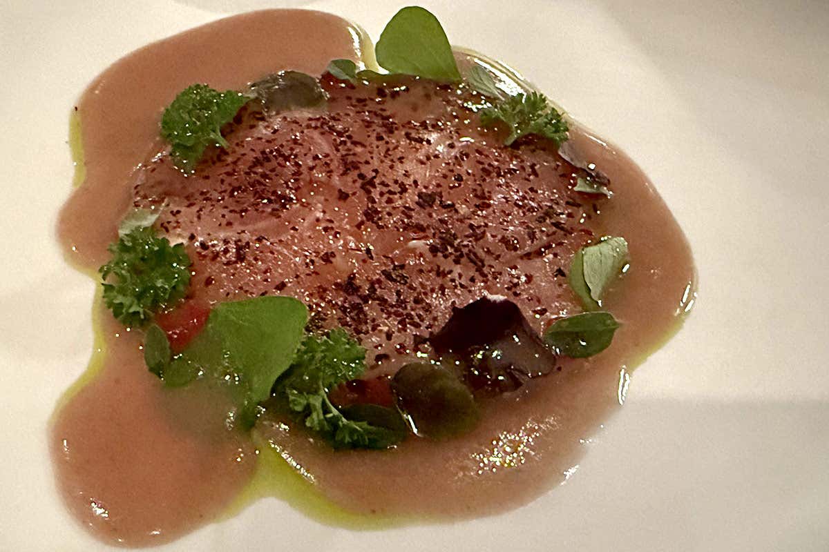 "UN MARE, ANTICHE TRADIZION!" - Ricciola marinata al miso, hummus di ceci, olio al prezzemolo e salsa "acqua pazza" alla susina - Hotel Parker's