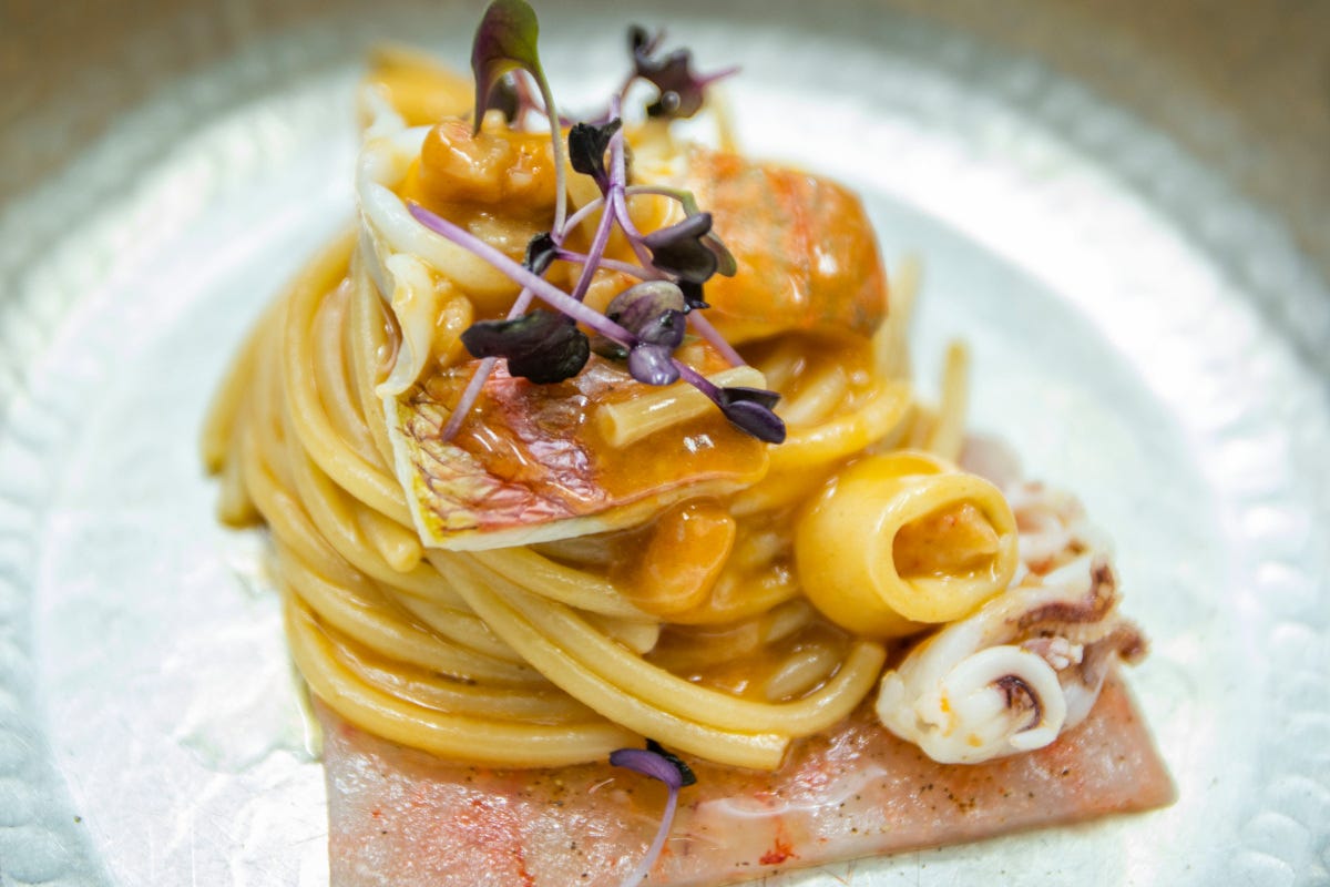 Spaghettone con carpaccio di gambero rosso e variazione di zuppa di pesce Due fratelli e la Penisola Sorrentina: la carta vincente del Parlato Restaurant
