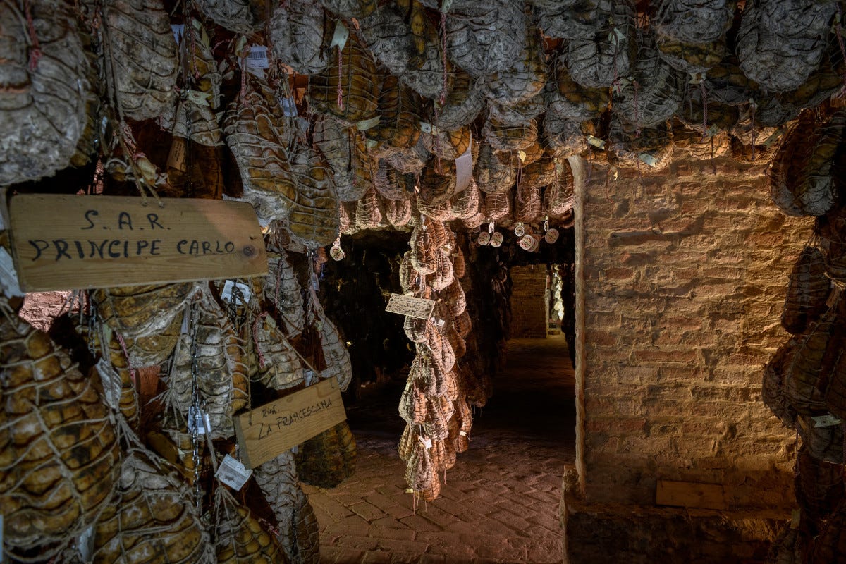 Antica Corte Pallavicina, culatelli in fase di stagionatura (foto Luca Rossi) Viaggio alla scoperta dell'oro di Parma tra arte natura e gusto