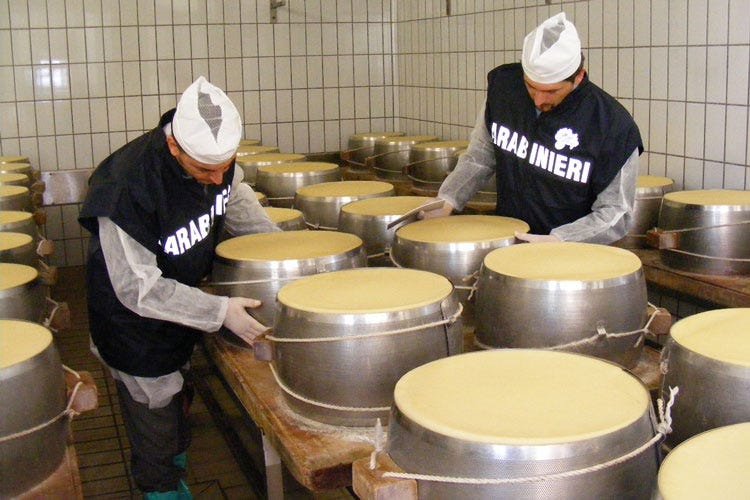 (Parmigiano con latte non conforme Carabinieri sequestrano 7.600 chili)