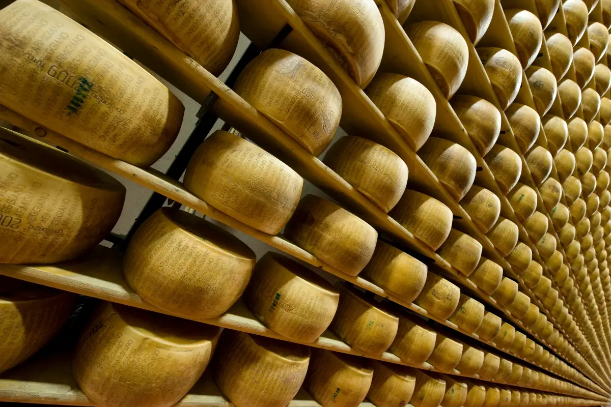 Forme di Parmigiano Reggiano&nbsp; Formaggi e salumi tirano la crescita dei prodotti Dop