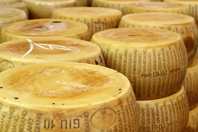 Il Parmigiano reggiano al top nelle ricerche per la spesa di Pasqua Pasqua: non solo uova di Cioccolato. Gli italiani cercano il Parmigiano
