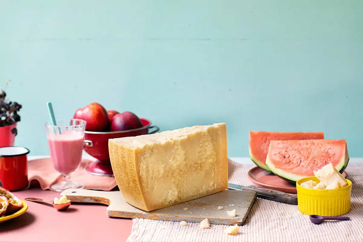 Una fetta di Parmigiano Reggiano (Fonte: Facebook) Parmigiano e Grana insieme contro le etichette a semaforo