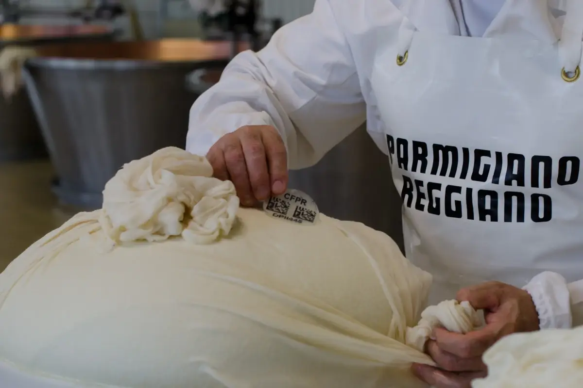 Il nuovo chip su ogni forma Parmigiano Reggiano Dop, un chip per essere ancora pi&ugrave; tracciabile