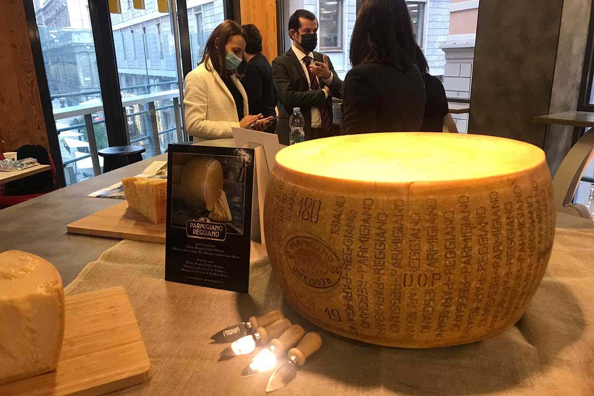 Una forma di Parmigiano Reggiano all'interno di un punto vendita McDonald's Qualivita, Parmigiano Reggiano e McDonald's insieme per promuovere Dop e Igp Una forma di Parmigiano Reggiano all'interno di un punto vendita McDonald's Qualivita, Parmigiano Reggiano e McDonald's insieme per promuovere Dop e Igp