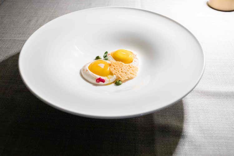 Tuorlo d'uovo in olio cottura 65 gradi su foam di Parmigiano Reggiano 40 mesi - Gli stagionati del del Parmigiano nei piatti stellati dell'Aroma
