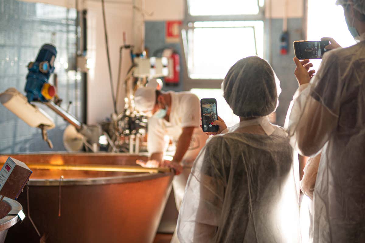 Per ristoratori e operatori del mondo Horeca visitare i caseifici permette di apprendere tecniche di produzione e anche di corretto utilizzo del Parmigiano Reggiano