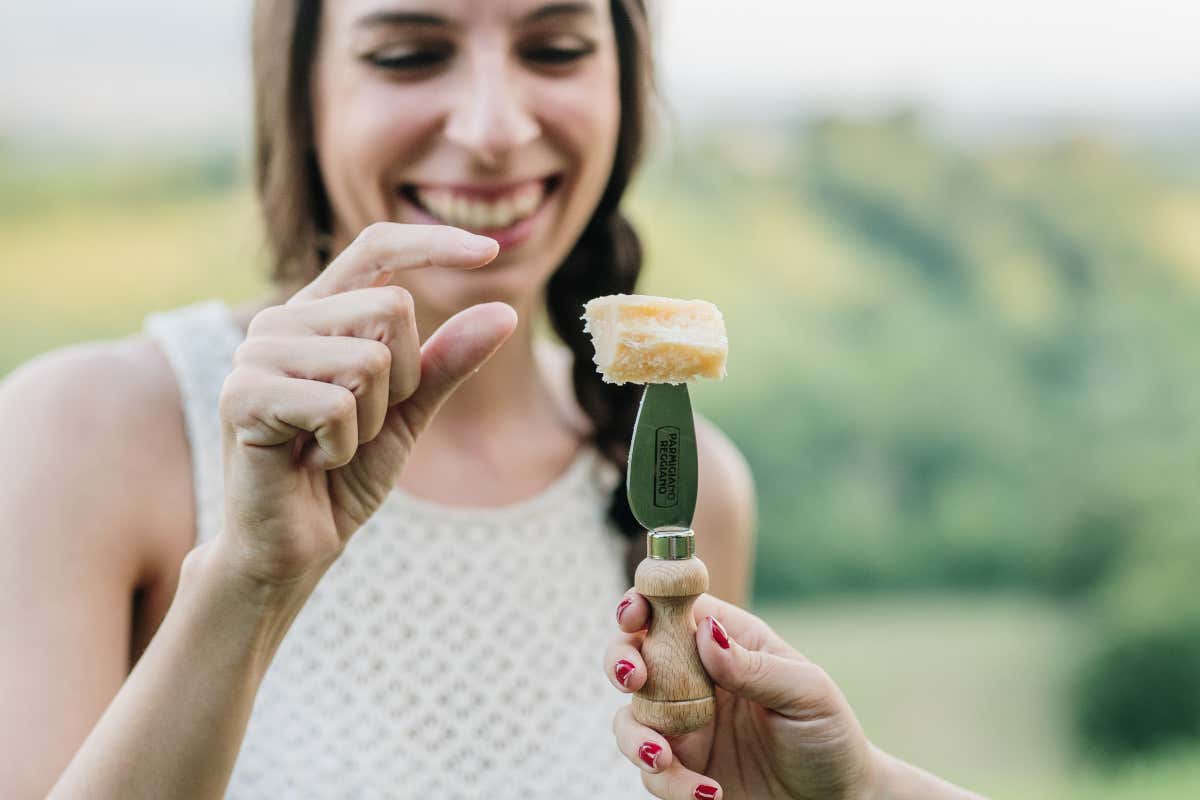 Il consumo in scaglie di Parmigiano Reggiano si traforma in un gesto carico di significato gastronomico