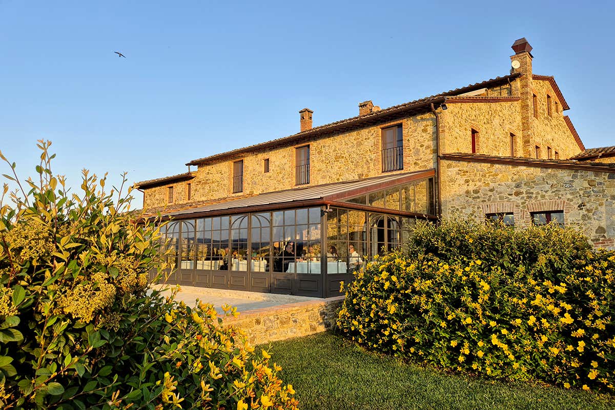 L'elegante esterno del ristorante Il Visibìlio presso The Club House, nel cuore di Fontanelle Estate a Castelnuovo Berardenga