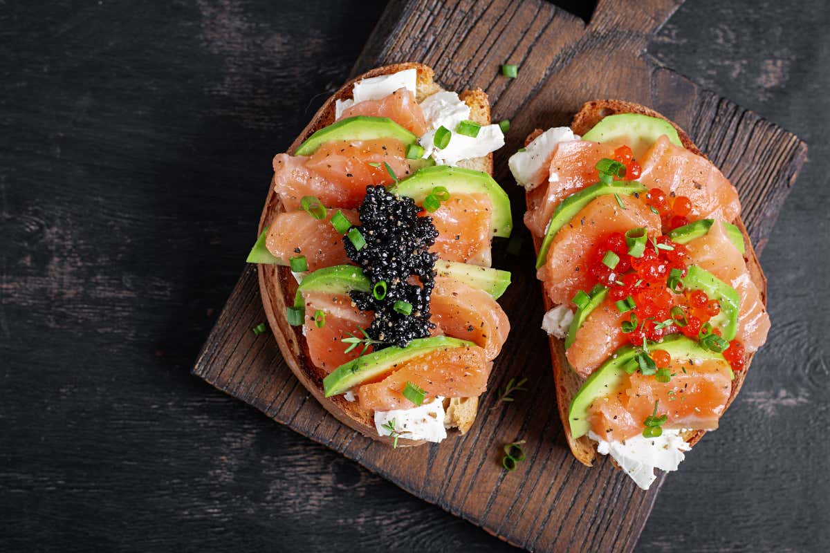 Il caviale, ideale per piatti freschi e primaverili, come queste bruschette gourmet al salmone e avocado