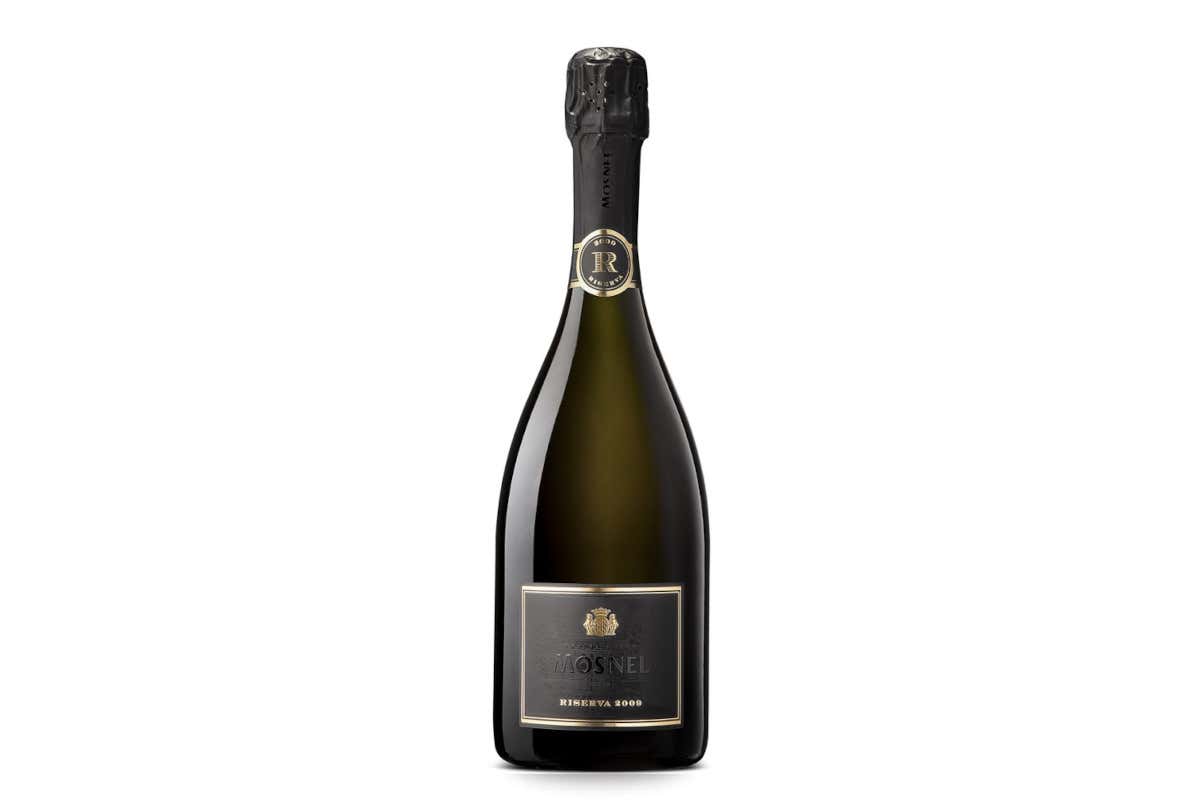 Mosnel Riserva Pas Dosé chiude il quadro con un Franciacorta asciutto e gastronomico, da Chardonnay, Pinot Bianco e Pinot Nero. La Riserva 2009 ha maturato almeno centoquarantaquattro mesi nelle cantine seicentesche prima del remuage, con fermentazione in parte in acciaio e in parte in legno. Il Pas Dosé mantiene il sorso teso, la lunga sosta sui lieviti aggiunge profondità e la base a tre vitigni offre una tavolozza ampia. È una bottiglia adatta a tartellette, fritti leggeri, basi cremose e assaggi con burro o panna acida.