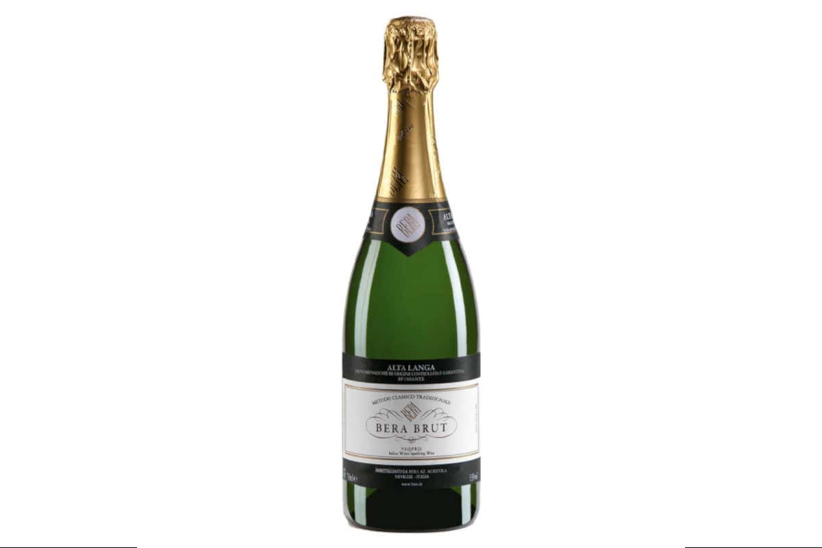 Bera Brut Alta Langa 2020 porta in carta una bolla piemontese di taglio gastronomico. La cuvée nasce da Chardonnay e Pinot nero, con raccolta tra fine agosto e inizio settembre, pressatura soffice e almeno quattro anni sui lieviti. Crosta di pane, lievito, perlage fine e persistente, sorso secco, lungo e sapido. Su blinis, panna acida, chips e patata è una scelta solida, perché sostiene la parte grassa del boccone e restituisce slancio al palato.