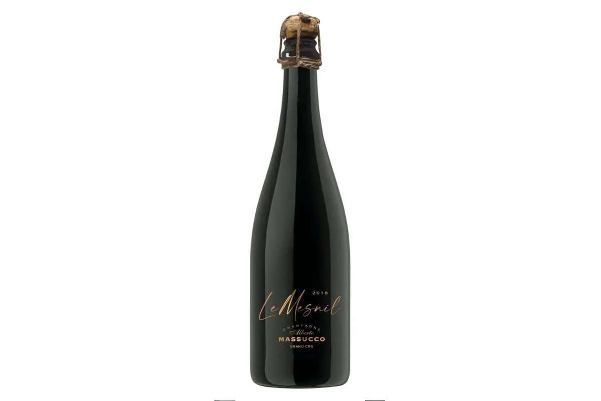 Le Mesnil di Massucco porta la proposta su una fascia più alta e internazionale. Chardonnay in purezza da Le Mesnil-sur-Oger, Grand Cru della Côte des Blancs, vendemmia 2018. Il suo spazio naturale sta accanto a caviale, crudi, scampi, capasanta e bocconi agrumati, dove la matrice calcarea, la linea tesa e il frutto maturo danno un sorso di buona autorità. È il calice da proporre quando l’aperitivo diventa una piccola dichiarazione di carta e il cliente cerca Champagne con origine leggibile e annata dichiarata.