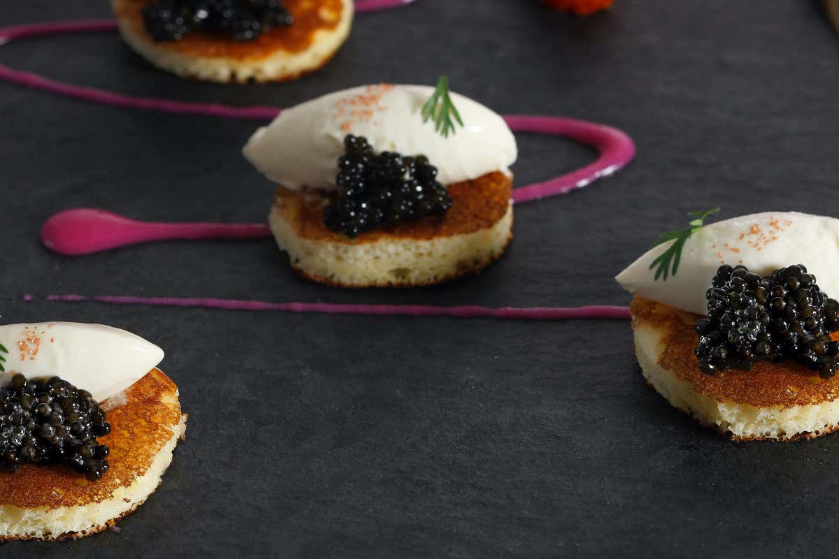 Il blinis con panna acida e caviale