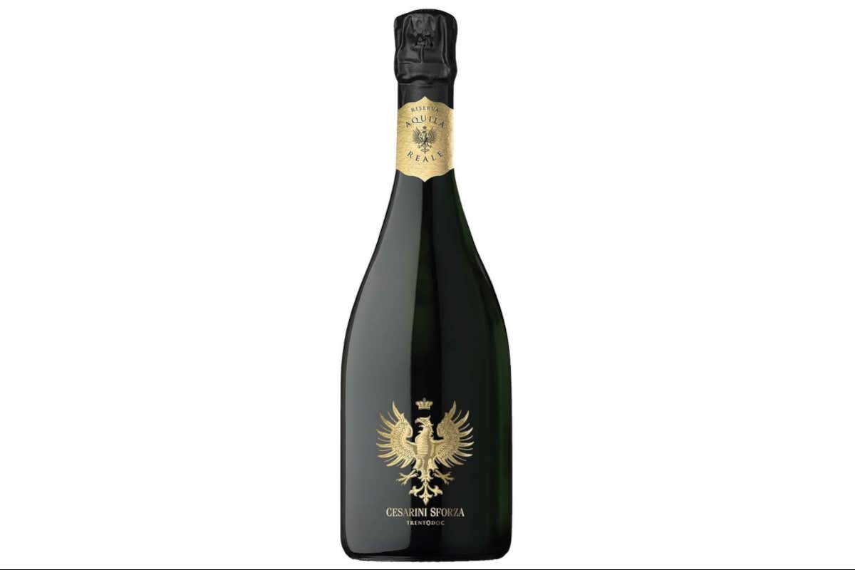 Cesarini Sforza Aquila Reale ha una spalla diversa. Chardonnay da Maso Sette Fontane, in Val di Cembra, a 500 metri, con esposizione ovest e terreno detritico, leggermente calcareo, franco sabbioso e ben drenato. Le uve vengono pressate intere, solo metà del mosto entra nella Riserva Aquila, la fermentazione passa in prevalenza dall’acciaio e in parte dai carati di rovere, poi arrivano almeno sette mesi sulle fecce fini e oltre novanta mesi di affinamento. Con caviale, uovo, burro montato, patata o panna cotta salata, questa Riserva Trentodoc dà ampiezza e lunghezza.