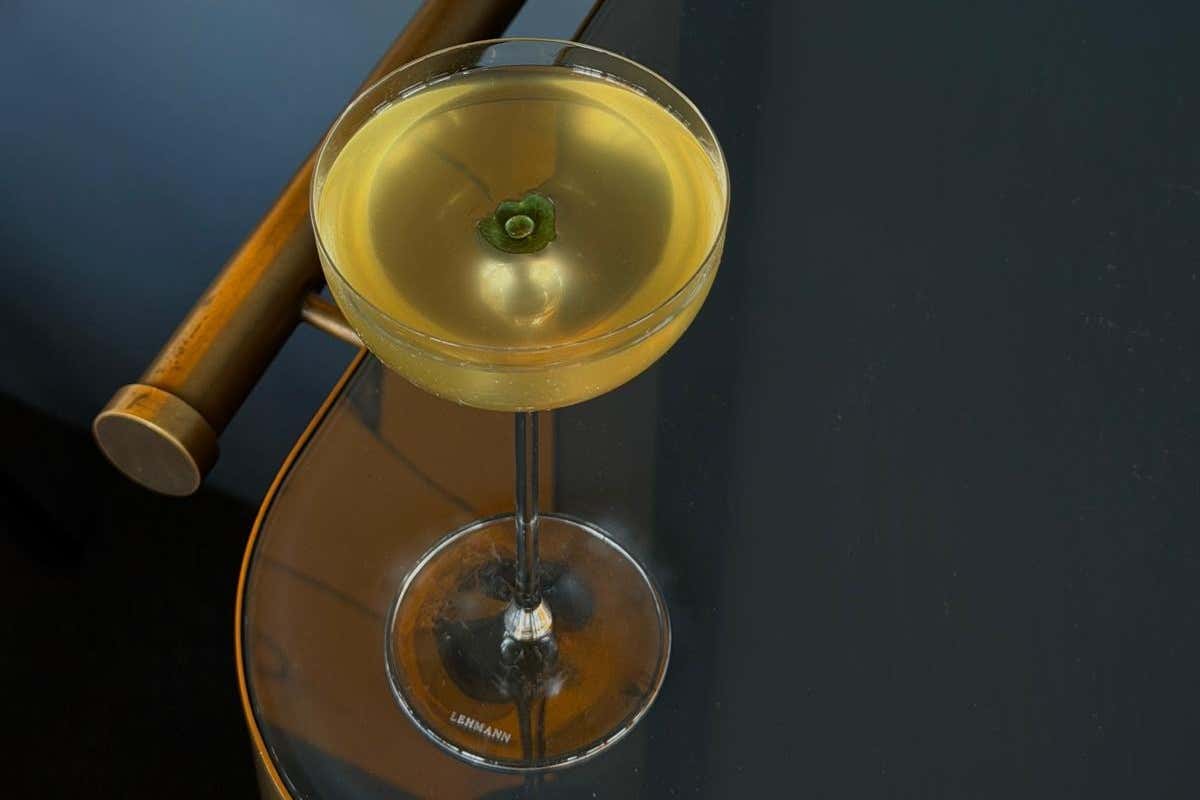 Il Caprese, cocktail di Abi El Attaoui che unisce gin e olio di oliva, acqua di pomodorino, basilico e sake dry, perfetto da abbinare al caviale