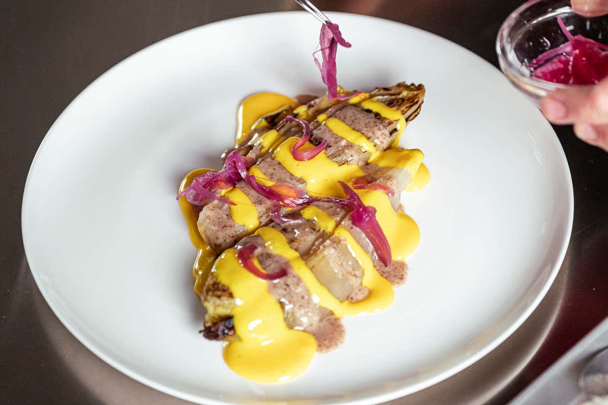 Belga è abbinata a zabaglione al rhum, pralinato di mandorle e cipolla agro