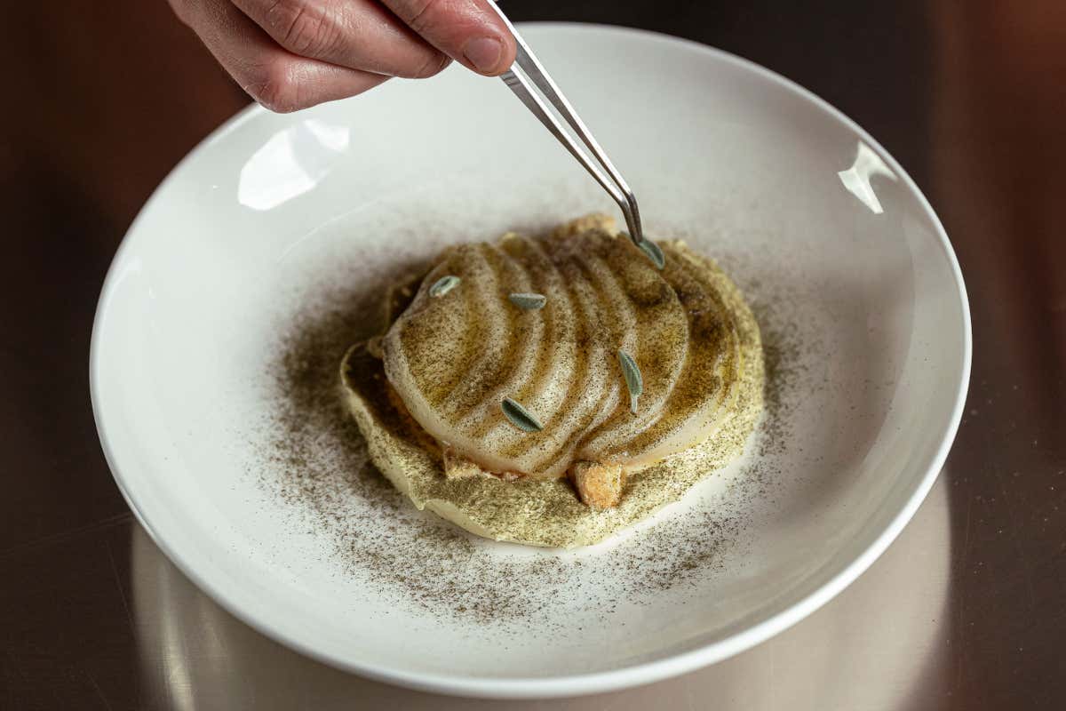 Tarte tatin con gelato al latte di capra, tiramisù e un abbinamento di pere e salvia