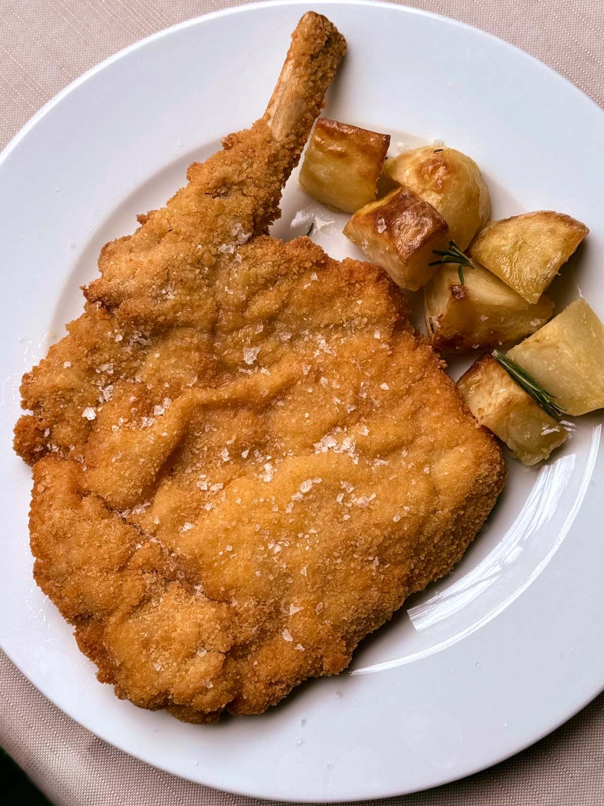 La cotoletta, emblema di milanesità a tavola, e uno dei piatti forti de La Sciura