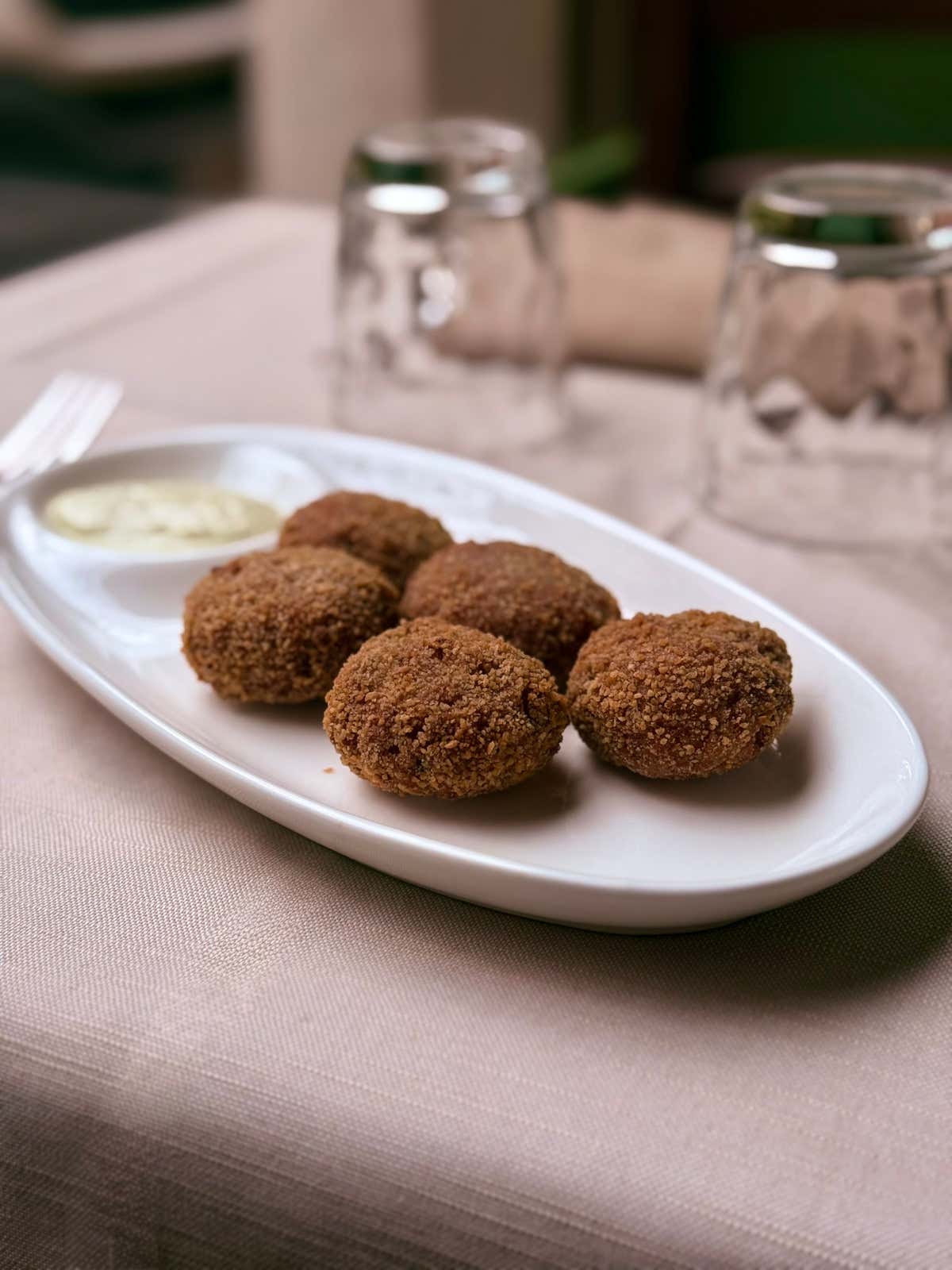 I Mondeghili, le tipiche polpette milanesi preparate col recupero del bollito