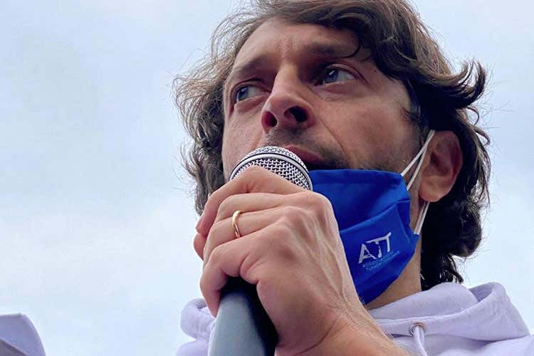 Pasquale Naccari - Da Nord a Sud, ristoranti in rivolta:flash mob in due piazze italiane