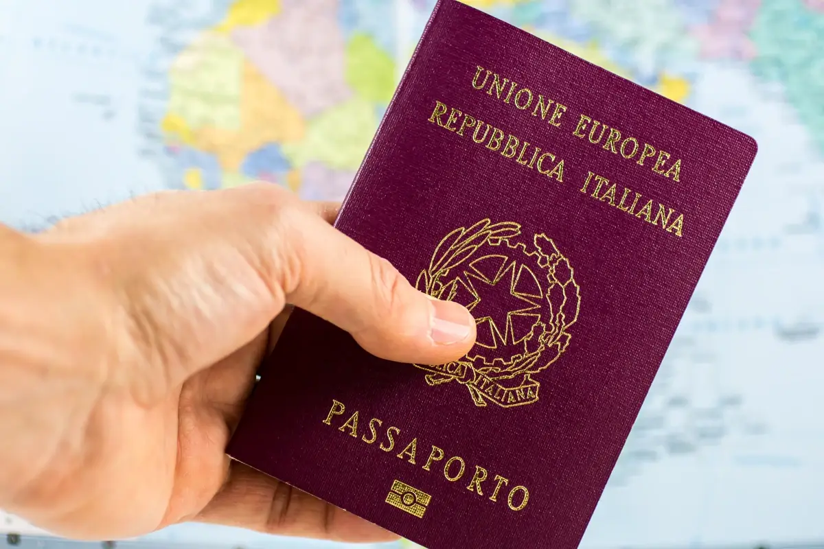 Passaporti, è sempre caos: negli ultimi due anni bruciati 300 milioni