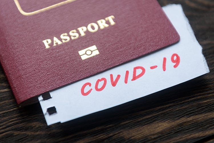 Il Covid è la causa principale dei ritardi nel rilascio del passaporti in Italia  Il caos passaporti minaccia l'estate: come mai è così difficile ottenerlo?