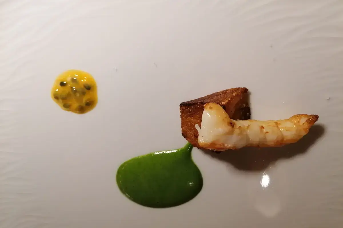 Pancia di maialino con scampo reale, salsa di rucola e frutto della passione Grand Hotel di Alassio, dove tradizione e innovazione si incontrano davvero