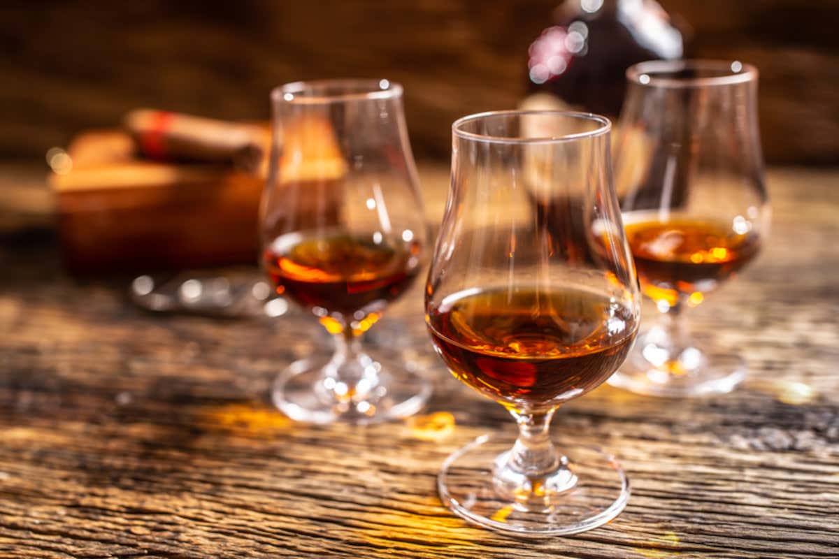 Il fascino delle aste di rum: tra storia, degustazione e collezionismo Il fascino delle aste di rum: tra storia, degustazione e collezionismo