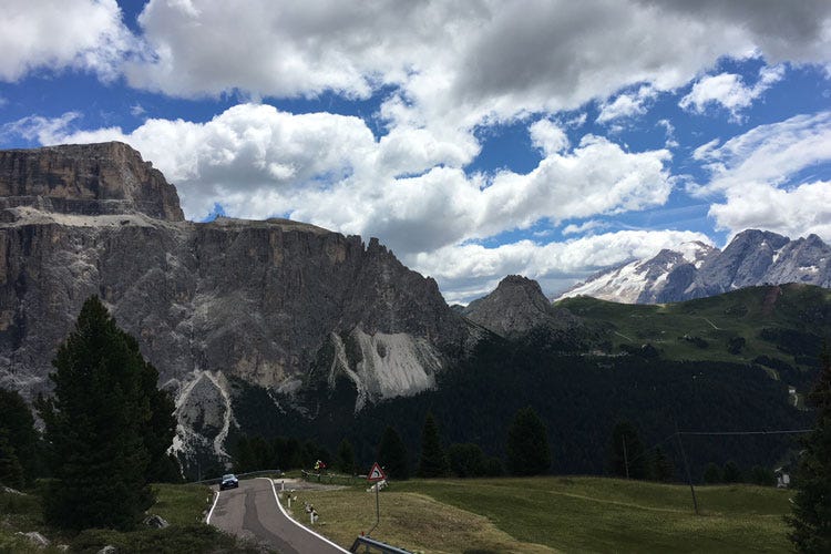 (Turismo di massa sulle Dolomiti Pass per arrivare al Sella in auto e moto)