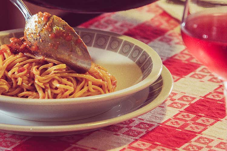 La pasta alla chitarra preparata da nonna Amina come si faceva 400 anni fa Rifugio glam o casa sull'albero? Dove dormire nei parchi naturali