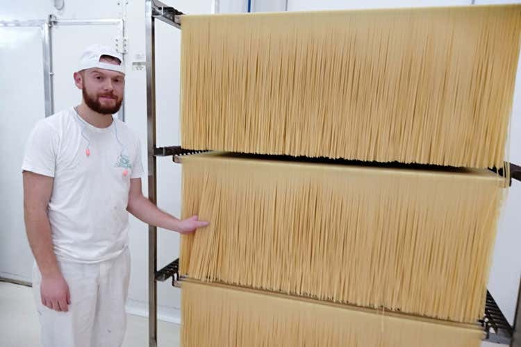 Artigiani della pasta al lavoro (Il futuro della pasta fra tradizione e innovazione)