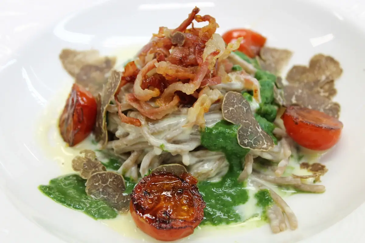 Spaghetti di farro con salsa mornay, salsa di spinaci prosciutto croccante con tartufo bianchetto