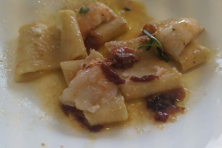 Paccheri con aglianico della Val di Chiana abbinati a una delicata mousse di ricci di mare Pata Negra a Paratico, la nuova avventura di Paolo Benigni sul lago